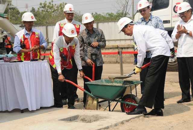 Presiden Jokowi meletakkan batu pertama pembangunan LRT di Jakarta, 9 September. Foto dari setkab.go.id 