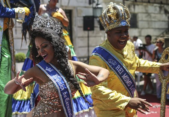 Carnival opens in Rio, defying growing Zika fears