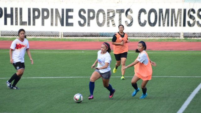 Lindsay Whaley (in white) trains with the senior national team. Photo by Bob Guerrero/Rappler 
