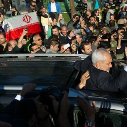 Crowd hails Iranian nuclear negotiators on return to Tehran