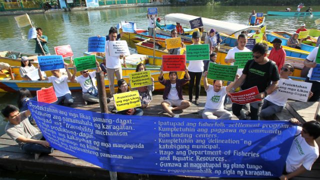 FLOTILLA. Fisherfolk sail from Pogaro-Dagupan to Talab-Dagupan to get their message of aquatic preservation to presidential candidates. Photo courtesy of Greenpeace 