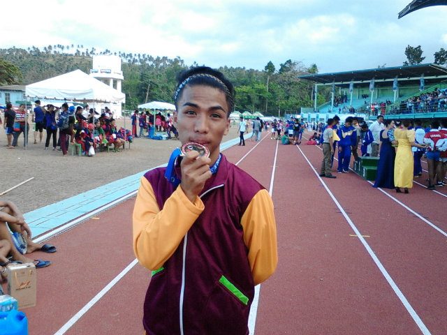 GOLD. Jomar Angga dedicates his success to his father, who works in a banana plantation, and his mother, a housewife. Photo by Ricky V. Tid 