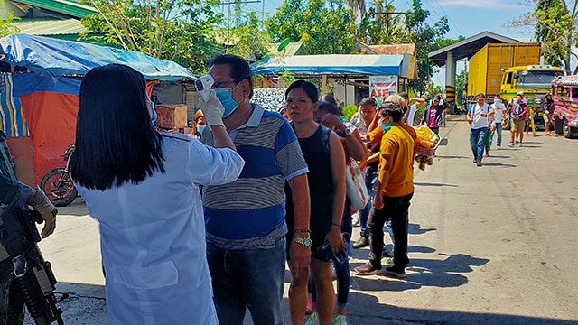  CHECK. Residents of Bukidnon province undergo temperature checks at the Alae quarantine checkpoint. Photo by Bobby Lagsa/Rappler