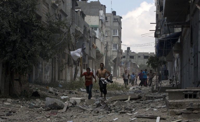 FLEEING. Civilians flee from Gaza's eastern Shejaiya district on July 20, 2014. Mahmud Hams/AFP