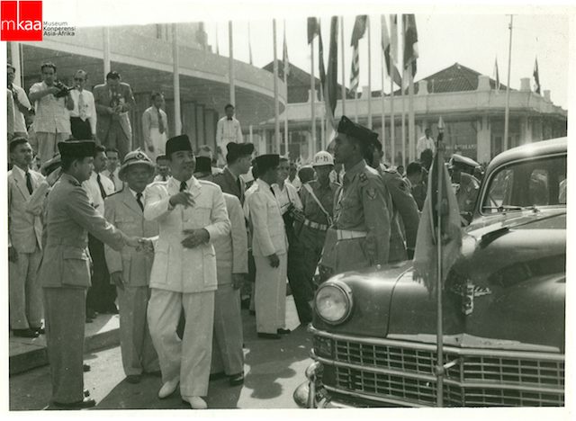 Presiden RI pertama Sukarno tiba di Bandung untuk hadiri KAA pada April 1955. Foto dari aacc2015.id 