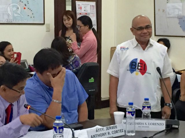 NEW UNIFORMS. For the first time, the Commission on Elections will require election inspectors to wear 'bib vests' on election day. Photo by Paterno Esmaquel II/Rappler 