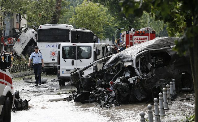 Sebuah mobil bom meledak di Istanbul, Turki, pada Selasa, 7 Juni 2016. Belum ada pihak yang mengaku menjadi pelaku. EPA/SEDAT SUNA 