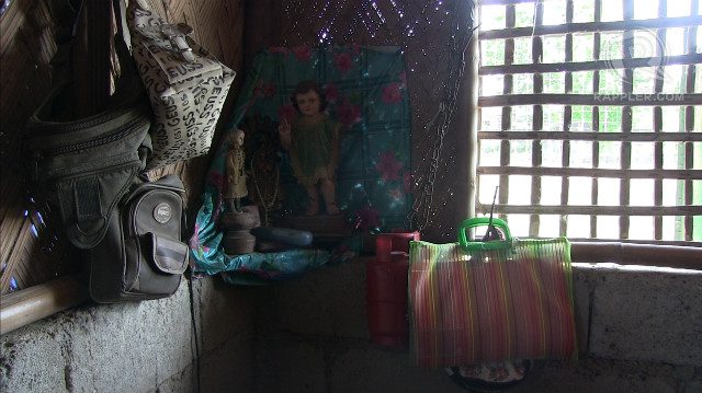 PRAYER. Mary Jane Veloso's parents pray to the representation of Jesus as a child inside their home. Photo by Buena Bernal/Rappler 