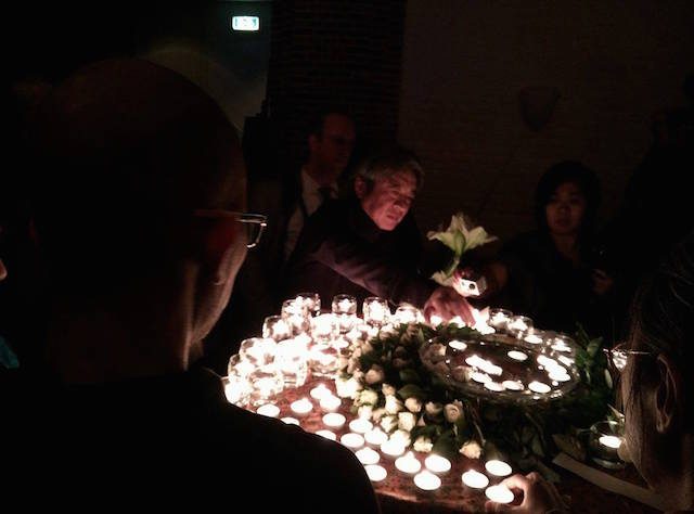 MENYALAKAN LILIN. Para peserta sidang IPT 1965 menyalakan lilin untuk menghormati korban tragedi 1965 di Den Haag, Belanda. Foto oleh Rika Theo/Rappler  