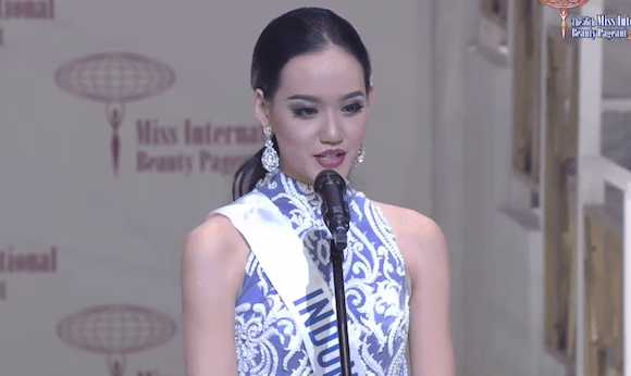 Felicia Hwang menyampaikan pidato singkat soal apa yang akan dilakukannya jika memenangkan ajang 'Miss International 2016'. 