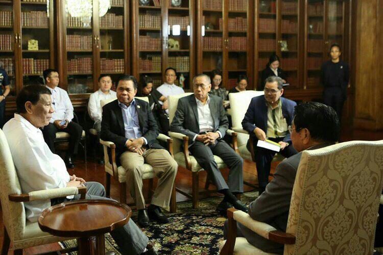 NEGOTIATIONS. Members of the BTC and MILF meet with President Rodrigo Duterte before lawmakers asked him to address the deadlock on the Bangsamoro territory on July 12, 2018. Malacañang photo 