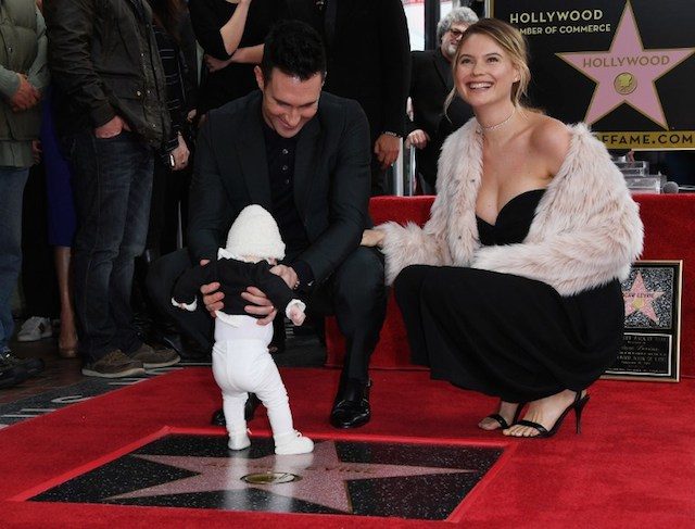 Adam Levine menghadiri upacara penganugerahan bintang Hollywood Walk of Fame didampingi istri dan anaknya. Foto oleh Mark RALSTON/AFP. 
