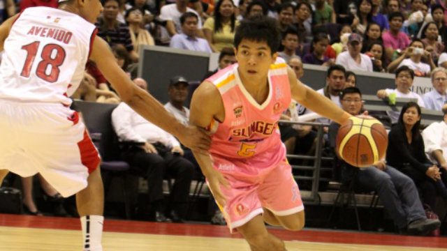 ACE SLINGER. Singapore's Wong Lei Long (R) drives past Leo Avenido (L) in the ABL. Photo from aseanbasketballleague.com