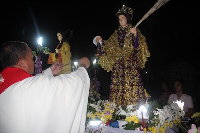 HOLY IMAGES. Fr. Richard Benavente blesses the images created by the Vibars. Photo by Rhaydz B. Barcia/Rappler 