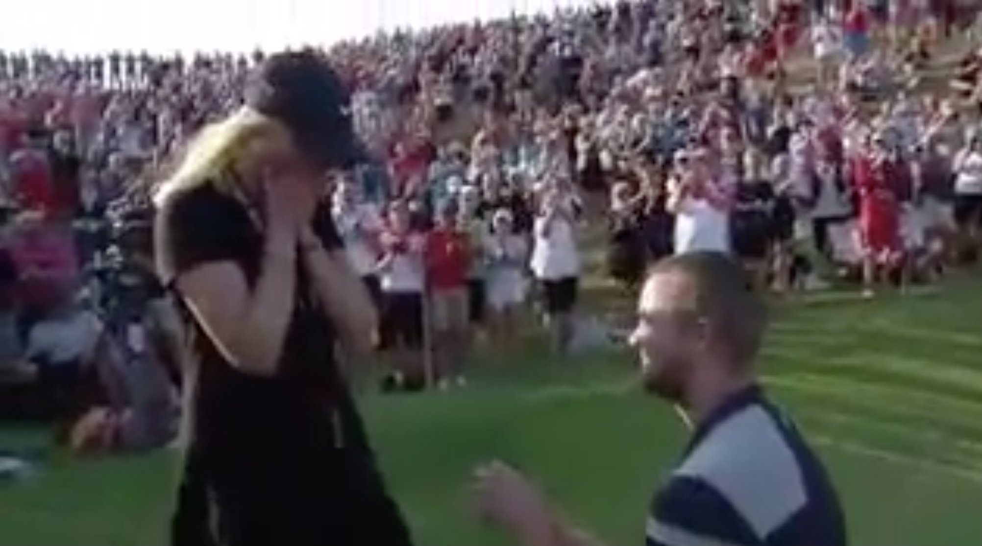 WATCH: Golfer proposes to girlfriend on course