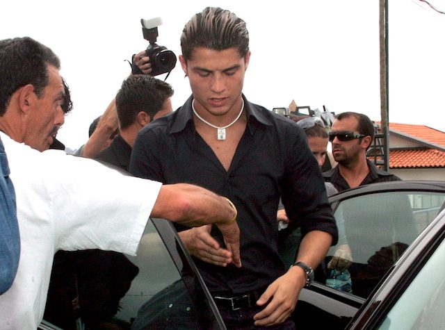 Cristiano saat mengunjungi pemakaman ayahnya di Madeira, Portugal, pada 10 September 2005. Foto oleh EPA 