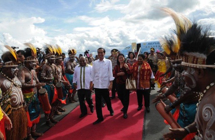 President Joko ‘Jokowi’ Widodo and First Lady Iriana arrive in Jayapura, Papua. Jokowi will visit several areas in Papua as part of his official trip, and will celebrate the new year eve in Papua. Photo by Rusman/Presidential Palace/AFP