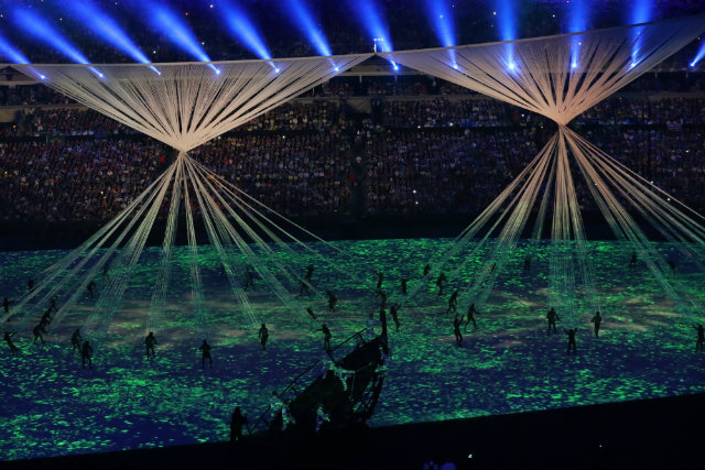Penari tampil saat upacara pembukaan Olimpiade Rio 2016 di Stadion Maracana di Rio de Janeiro, Brasil. Foto oleh Sergey Ilnitsky/EPA