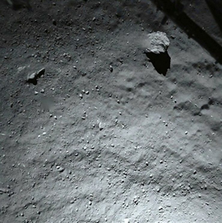 Comet probe sends back science treasure in final hours