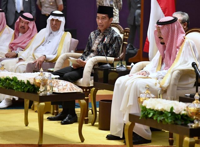 DIALOG. Presiden Joko Widodo (kedua kanan) bersama Raja Salman bin Abdulaziz Al-Saud (kanan) menghadiri pertemuan dan dialog dengan 28 tokoh agama di Jakarta, Jumat, 3 Maret. Raja Salman mengapresiasi kerukunan antar umat beragama di Indonesia. Foto oleh Laily Rachev/Biropers-Setpers 
