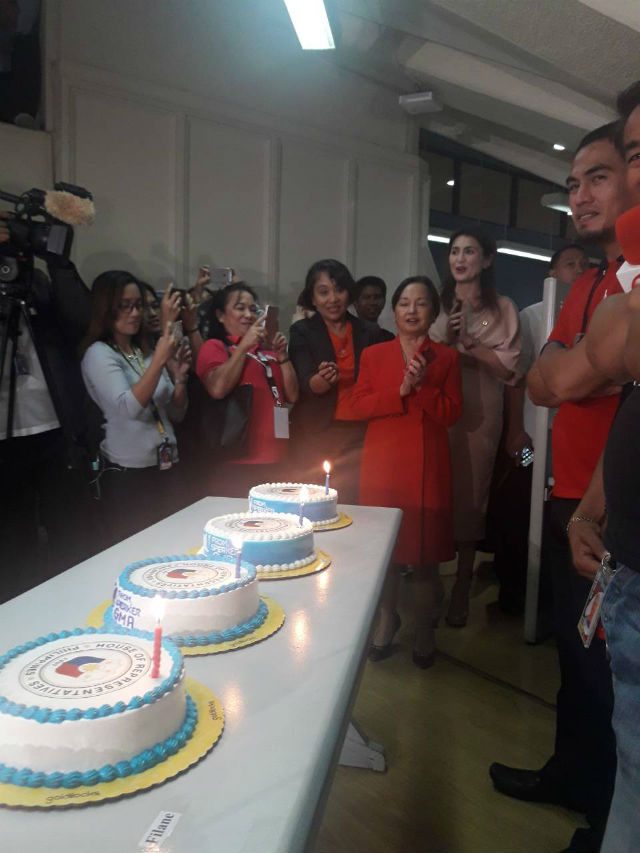 BIRTHDAY GREETING. Speaker Gloria Macapagal Arroyo and Leyte 1st District Representative Yedda Romualdez sing "Happy Birthday" to journalists. Photo by Rappler 