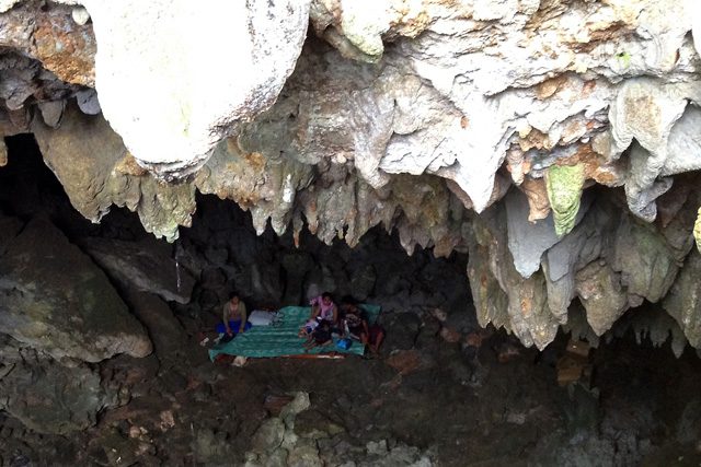 SAFER GROUND. Families set up tents and temporary sleeping areas inside the Tarambungan Cave in Pagnamitan, Guiuan, Eastern Samar. Photo by Ecleo Tan/Rappler