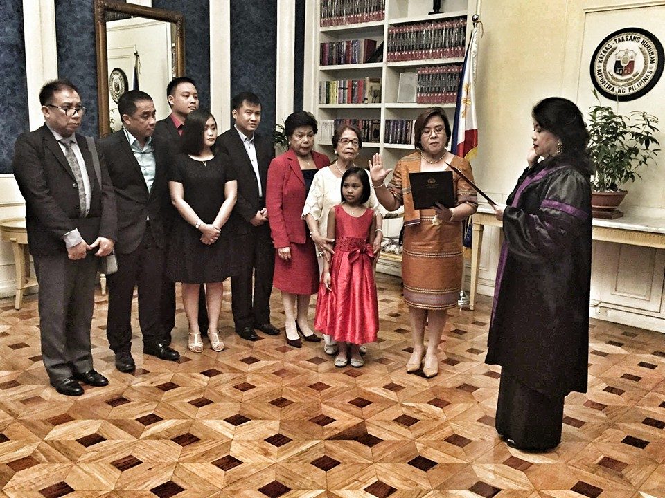 FAMILY. The senator's mother (beside De Lima), her 2 sons (3rd and 4th from left), and her granddaughter join her as she takes her oath before Chief Justice Maria Lourdes Sereno. Photo from De Lima's official Facebook account.  