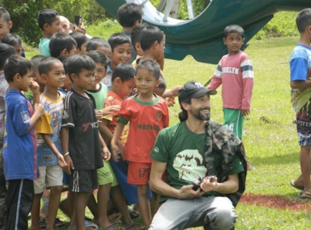 ALL SMILES. Actor Adrien Brody is all smiles in Aceh upon meeting young locals. Photo from gunungleuser.or.id 