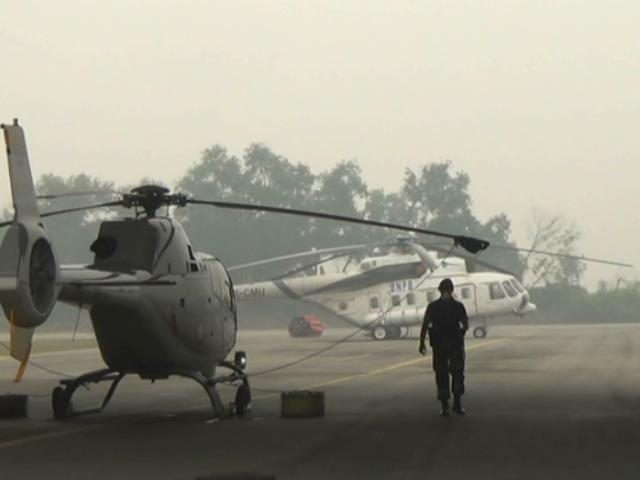 WATER BOMBING. Dua helikopter bantuan BNPB untuk memadamkan kebakaran hutan di Riau terpaksa parkir di hangar Pangkalan Udara TNI AU Roesmin Nurjadin Pekanbaru, karena kabut asap tidak memungkinkan penerbangan. Foto oleh Denni Risman/Rappler 