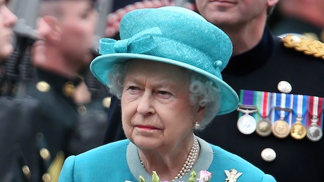 Queen leads Britain in silent tribute to war dead