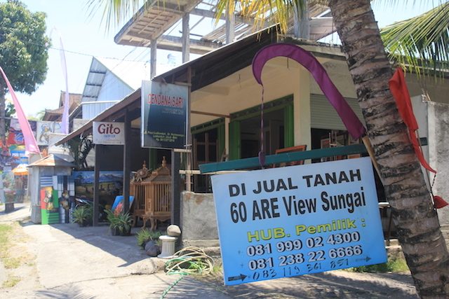 Sebuah plang iklan penjualan tanah di Bali. Tanah-tanah di Bali beralih fungsi dari pertanian menjadi Hotel dan Kafe. Foto oleh Anton Muhajir/Rappler 