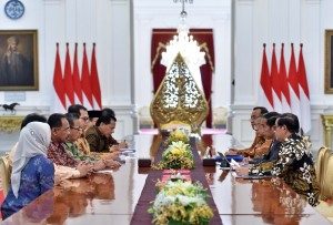 Presiden Jokowi menerima Laporan Ikhtisar Hasil Pemeriksaan Semester I Tahun 2017 dari Pimpinan BPK di Istana Merdeka, Jakarta, Selasa (10/10). Foto oleh JAY/Humas)/Setkab 
