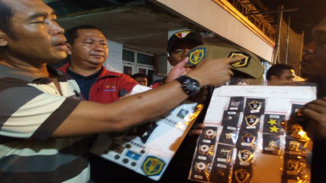 Tentara lakukan razia, sita pin berlogo palu arit di Semarang