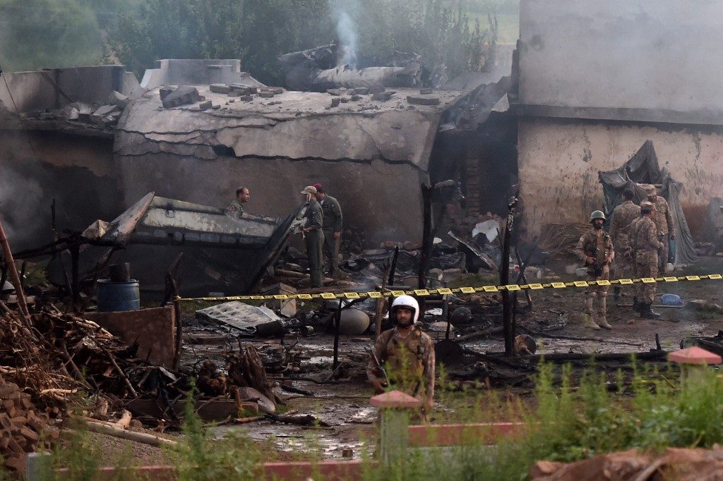 18 killed as Pakistan army plane crashes into residential area