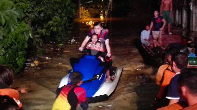 LOOK: Presidential aide Bong Go helps rescue stranded residents in Davao