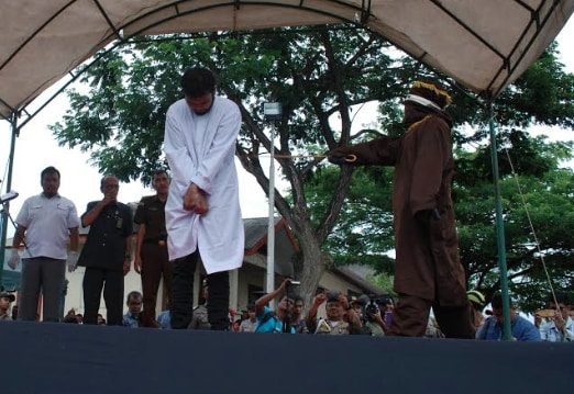 VIDEO: 10 orang jalani hukuman cambuk di Aceh