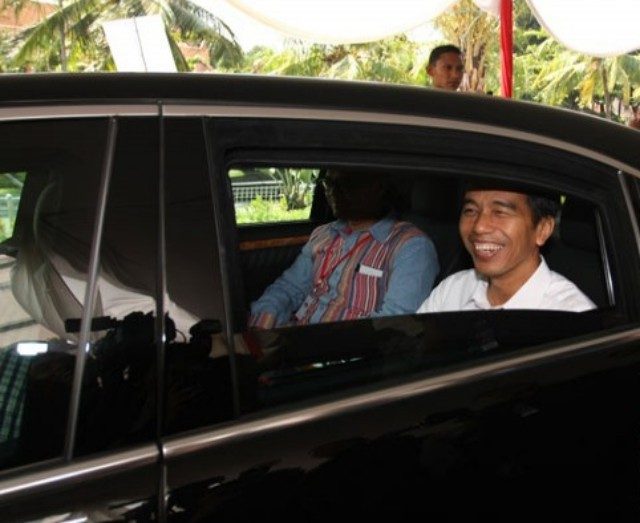 MOGOK. Mobil kepresidenan yang ditumpangi oleh Presiden Joko "Jokowi" Widodo dan Ibu Negara tiba-tiba mogok ketika tengah melakukan kunjungan kerja di Kalimantan Barat pada 18 Maret lalu. Foto oleh Reno Esnir/ANTARA 
