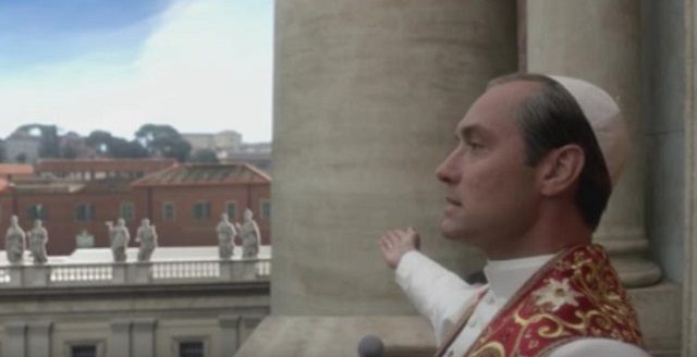 Serial ini berlatarbelakang pemilihan paus baru, Paus Pius XIII, yang siap mengobarkan perang terhadap semua pembangkangnya. Foto dari screencapture  akun youtube Sky Atlantic.   