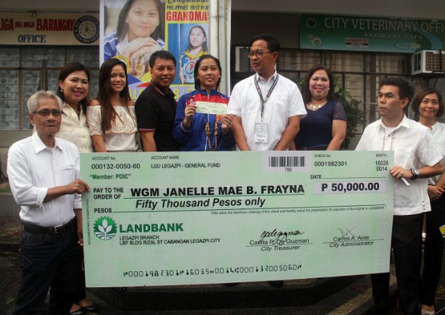 Janelle Frayna receives cash incentive for her training. Photo by Rhaydz B. Barcia  