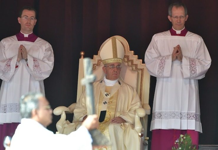 Pope Francis (C) leads the Canonization Mass of Joseph Vaz at Galle Face Green in Colombo, Sri Lanka, 14 January 2015. Ettore Ferrari/EPA