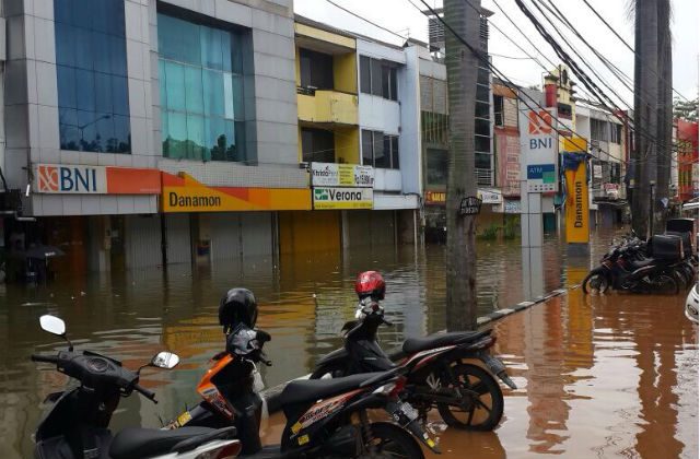 SHUTTERED. Monday's floods cost businesses an estimated IDR1.5 trillion in losses. Photo by Alexander Marthen/Rappler 