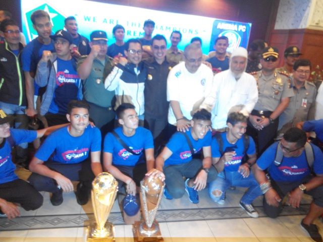 BANGGA. Para pemain Arema FC bangga bisa mempersembahkan Piala Presiden 2017 bagi warga Malang. Foto oleh Eko Widianto/Rappler 