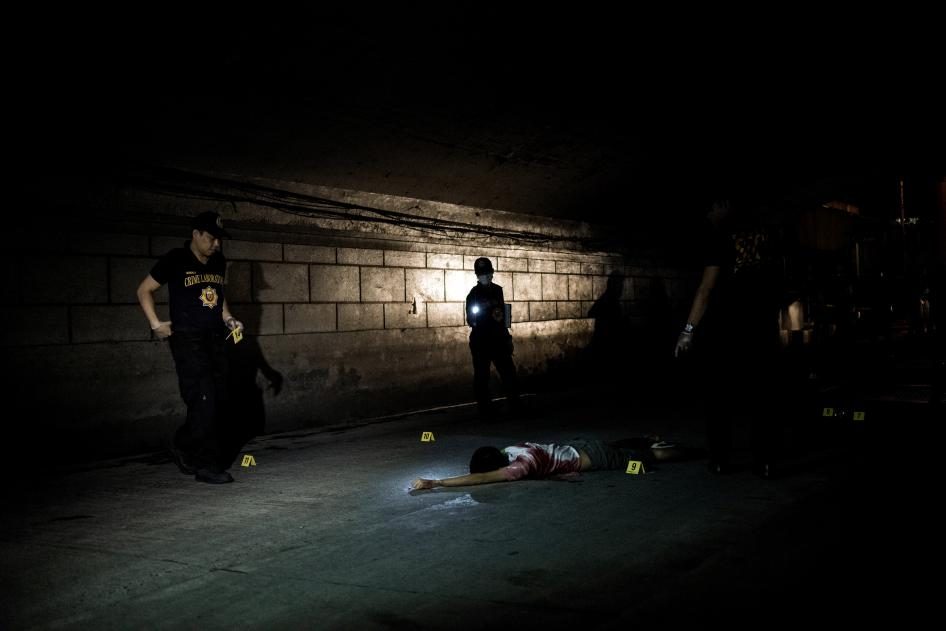 FAKE OPS? Police crime scene investigators under Jones Bridge in Binondo, Manila after police shot dead suspected drug dealers Cyril Raymundo, Eduardo Aquino and Edgar Cumbis in a supposed buy-bust operation. File photo by Carlo Gabuco for Human Rights Watch  