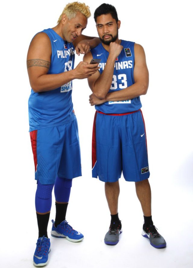Wonder what Asi Taulava wanted Ranidel De Ocampo to see. Photo from FIBA.com 