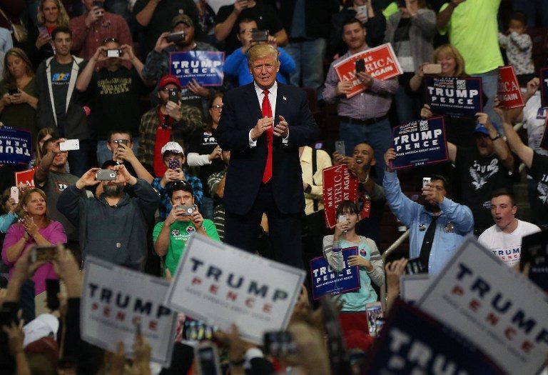 BUAT AMERIKA HEBAT LAGI. Donald Trump berjalan di atas panggung dalam kampanye pada 4 November di Hersey, Pennsylvania. Foto oleh Spencer Platt/Getty Images/AFP 