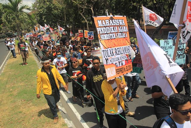 Massa ForBALI melakukan aksi di depan kantor Gubernur Bali, pada Oktober 2015. Foto oleh Anton Muhajir/Rappler
 <span class="attribution"></span> 