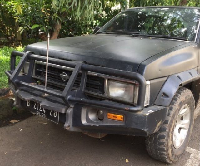 NASI BUNGKUS. Mobil Nisan Terrano warna hitam yang ditemukan di depan kediaman Susilo Bambang Yudhoyono pada Senin, 6 Februari. Di dalam mobil itu terdapat ratusan nasi bungkus. Foto oleh Try Reza Essra/ANTARA 