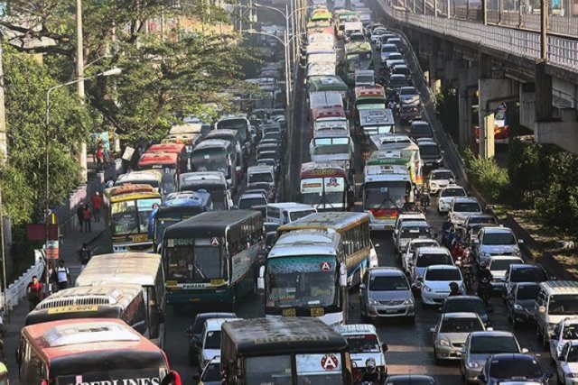 TOO MUCH. The overload of at least 1,000 vehicles and the lack of discipline has caused frequent standstills. Rappler file photo 