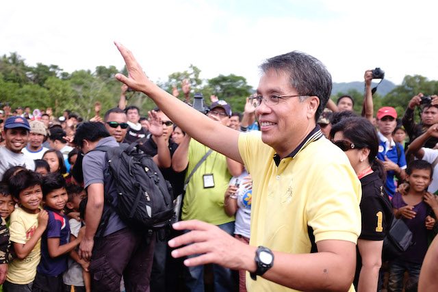 Roxas to barangay officials: P1,000 per Filipino in community projects