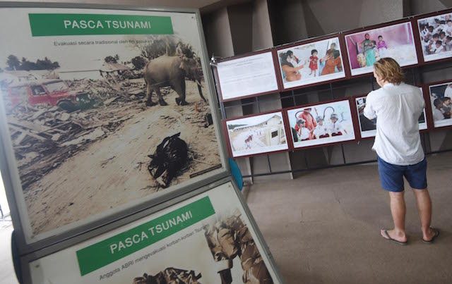 Pengunjung memperhatikan foto-foto tsunami Aceh di Museum Tsunami, Banda Aceh, Aceh, Senin, 14 Desember 2015. Museum yang didirikan tahun 2009 itu berisi sejarah tsunami tahun 2004 yang meluluhlantakkan Aceh. Foto oleh Akbar Nugroho Gumay/Antara 